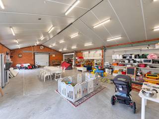 Unieke eigendom met ruime woning en maar liefst 910 m² aan bijgebouwen in Wippelgem!<br /><br />Wonen en werken combineren? Of op zoek naar een ruime gezinswoning met uitzonderlijk veel opslagmogelijkheden? Dan is deze eigendom absoluut een buitenkans!<br /><br />Op een prachtig perceel van maar liefst 2.416 m² bevindt zich deze uitstekend onderhouden open bebouwing (BJ 1991) met een royale bewoonbare oppervlakte van 265 m². Dankzij de rustige, centrale ligging in Wippelgem, vlak bij Gent en de belangrijkste invalswegen, geniet u hier van ruimte, comfort en een uitstekende bereikbaarheid.<br /><br />De instapklare woning beschikt over een ruime leefruimte, nette keuken, afzonderlijk bureau, 5 slaapkamers (waarvan 1 op het gelijkvloers), 2 badkamers (waaronder een recent vernieuwde) en een handige opbergzolder.<br /><br />De absolute blikvanger? De indrukwekkende bijgebouwen! Een multifunctionele winkelruimte van 320 m², een ruime loods van 450 m² met mogelijkheden voor burelen en een overdekte stalling van 140 m². Samen goed voor maar liefst 910 m² aan extra ruimte! Ideaal voor zelfstandigen, ondernemers of wie nood heeft aan bijzonder veel stockage.<br /><br />Troeven:<br /><br />🔷 Open bebouwing met 265 m² bewoonbare oppervlakte<br /><br />🔷 Volwaardig perceel van maar liefst 2.416 m²<br /><br />🔷 Rustige ligging met vlotte verbinding naar Gent<br /><br />🔷 5 slaapkamers, 2 badkamers en afzonderlijk bureau<br /><br />🔷 Winkelruimte van 320 m² + loods van 450 m²<br /><br />🔷 Overdekte stalling van 140 m²<br /><br />🔷 Uitstekend onderhouden met recent vernieuwde daken van de bijgebouwen<br /><br />🔷 EPC-label C (226 kWh/m² jaar) – geen renovatieplicht!<br /><br />🔷 Elektriciteit conform gekeurd en asbestveilig<br /><br />🔷 Volledig aangelegde oprit en tal van gebruiksmogelijkheden<br /><br />Een zeldzame opportuniteit waar wonen, ruimte en professionele mogelijkheden perfect samenkomen! Ontdek zelf het enorme potentieel van deze bijzondere eigendom tijdens een bezoek.