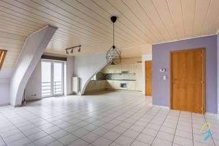 <p>Te koop in Berlare: Dit rustig gelegen appartement in Uitbergen, deelgemeente van Berlare, biedt een aangename combinatie van comfort en energiezuinig wonen. Het appartement beschikt over twee slaapkamers, een lichtrijke leefruimte, een volledig geïnstalleerde keuken en een badkamer met ligbad. Dankzij de nieuwe gaswandketel en het gunstige EPC-label B geniet u van een laag energieverbruik en extra wooncomfort. Daarnaast is er ook een buitenstaanplaats voorzien, wat zorgt voor extra praktisch gemak. Een ideale woonst voor wie rustig wil wonen in een aangename omgeving.<br />Autostaanplaats is inbegrepen in de prijs.<br /><br />Graag een afspraak? Contacteer Wolf via 0498 54 06 90 of via Wolf@cornelis-goeman.be</p>