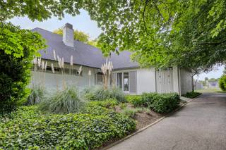 In Halle-Booienhoven, een rustige deelgemeente van Zoutleeuw, wacht deze ruime villa op een perceel van bijna 12 are op een nieuwe eigenaar.De woning...