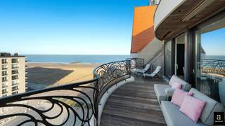 <span>Uitzonderlijke penthouse met een unieke gevelbreedte van wel 12meter met hoogwaardige afwerking en panoramisch zeezicht in de standingvolle residentie "Plaza" op het Albertplein (Place m'as tu vu). <br />Grote terrassen, zuid-west oriëntatie, zeezicht &amp; zicht op het hinterland! <br /><br />Indeling: inkomhal met vestiaire en toilet. Grote leefruimte uitgevend op groot terras met zeezicht en zicht over het Zoute (zuid-west-oriëntatie). Volledig ingerichte open keuken. Praktische berging. Gastentoilet.<br />Er zijn 3 grote slaapkamers allen goed voor een dubbel bed en uitgerust met inbouw kleerkasten. De kamers geven allen uit op een 2de ruim terras achteraan met plaats voor een grote eettafel met ver zicht op het Zoute. Hoofdslaapkamer met bijhorende badkamer (ligbad, douche en dubbele lavabo, toilet). Tweede en derde slaapkamer élk met bijhorende douchekamer en toilet. <br />Private kelder en fietsenlokaal in de residentie. Hoge afwerkingsgraad. De voorgevel en inkom van de residentie werd zopas hoogwaardig vernieuwd in 2025. Airconditioning en alarmsysteem zijn aanwezig.<br />Mogelijkheid tot aankoop en/of huren van een garagebox nabij het plein. </span>