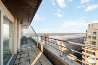 Deze studio geniet van een <strong>unieke</strong> <strong>locatie op de Zeedijk</strong> vlak bij de haven en de Grote Markt, en bevindt zich op wandelafstand van het station. Bij het betreden komt men rechtstreeks in de <strong>aangename</strong> <strong>leefruimte</strong>, die is ingericht met een bed en aansluit op een <strong>keuken</strong> met <strong>basisvoorzieningen</strong>. De <strong>badkamer</strong> is uitgerust met een <strong>douche</strong> en toilet.<br /><br />Dankzij de <strong>hoekligging</strong> en de situering op de <strong>tiende</strong> <strong>verdieping</strong> baadt de studio in het <strong>natuurlijke</strong> <strong>licht</strong> en biedt zij toegang tot een <strong>ruim</strong> <strong>terras</strong> met een prachtig <strong>uitzicht</strong> op <strong>zee</strong> en de <strong>Pier</strong>, evenals een open <strong>zicht</strong> <strong>over</strong> het <strong>hinterland</strong>. Het appartement is bereikbaar via de <strong>lift</strong>.<br /><br />De studio wordt verkocht onder het systeem van erfpacht, wat resulteert in een <strong>lagere</strong> <strong>aankoopprijs</strong>. Bovendien is de erfpachtvergoeding <strong>fiscaal</strong> <strong>aftrekbaar</strong>, wat dit aanbod extra aantrekkelijk maakt.