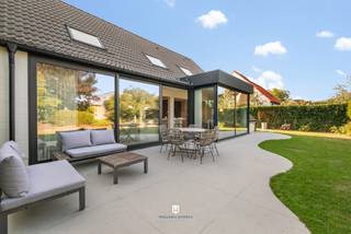 Gerenoveerde villa, alleenstaand en rustig gelegen in een mooie verkaveling vlakbij het centrum van Knokke. Modern vernieuwd, charmant en tijdloos ingericht met drie slaapkamers, twee badkamer, een inpandige garage en een mooie tuin met zonneterrassen.<br /><br />De villa werd mooi vernieuwd en ingedeeld als volgt: inkom met de traphal, vestiaire en gastentoilet. Een gezellige woonkamer met mooie parketvloeren en prachtig maatwerk, een schitterende leefkeuken met een royaal eiland. Naast de keuken een praktische bijkeuken en wasplaats met doorgang naar de tuin. Vanuit de leefruimte en de keuken is er een leuke connectie naar de zonneterrassen en de mooi aangelegde tuin. Verder op het gelijkvloers nog een grote garage voorzien van een elektrische poort, de garage is groot genoeg voor het stallen van een wagen + fietsen/moto. <br /><br />Op de verdieping zijn er drie slaapkamers waarvan twee grote slaapkamers en een leuke kinderkamer. Ook op de verdieping veel ingemaakte kasten en een mooie parketvloer. De masterbedroom beschikt over een eigen badkamer met ligbad, inloopdouche, toilet en lavabomeubel. De twee bijkomende kamers hebben een gemeenschappelijke douchekamer. <br /><br />De buitenruimte met de tuin en de terrassen zijn knap aangelegd en genieten van voldoende privacy. Parkeren kan in de garage of op de oprit (2 wagens). <br /><br />Bezoek deze schitterende villa na afspraak met Willem Cauwels op GSM 0477/60.12.16.