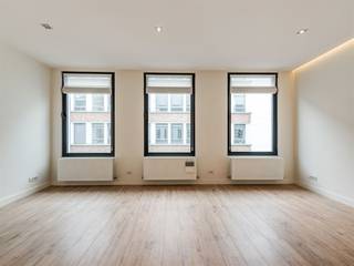 <p><span>Wonen in een van de gezelligste buurten van t Stad, in een prachtig afgewerkt appartement waar het licht langs alle kanten binnenvalt? Check! Dit ruime éénslaapkamerappartement combineert hoge plafonds, grote ramen en een mooie afwerking met een absolute toplocatie in Sint-Andries. Rustig wonen met de Nationalestraat, het Sint-Andriesplein en de Groenplaats vlakbij: veel beter wordt het niet.</span></p><p><span> </span></p><p><span>Licht, licht en nog eens licht</span></p><p><span>Je vindt dit appartement op de tweede verdieping, waar je binnenstapt in de hal en meteen merkt dat er bij de renovatie veel aandacht ging naar een kwalitatieve en duurzame afwerking. De mooie eiken laminaatparket loopt doorheen bijna het volledige appartement en zorgt samen met de hoge plafonds van maar liefst 3 meter voor een warme, ruime uitstraling.  Via de gang wandel je de leefruimte binnen, waar vooral de grote raampartijen aan de voorzijde meteen in het oog springen. Licht heb je hier dus in overvloed! Er is ruim plaats voor een gezellige zithoek en eettafel, met centraal in de ruimte de open keuken. Die is strak afgewerkt met kleine zwarte tegeltjes en volledig uitgerust met een keramische kookplaat, dampkap, spoelbak, koelkast, combi-oven en vaatwasser.  Aansluitend heb je nog een handige extra ruimte met aansluitingen voor je wasmachine en droogkast. Er is bovendien plaats voor een extra koelkast, maar je kunt deze ruimte evengoed deels inrichten als dressing, bureau of extra berging.</span></p><p><span> </span></p><p><span>Ruime slaapkamer &amp; knappe badkamer</span></p><p><span>De slaapkamer is met z’n 16,5 m² lekker ruim en heeft dezelfde mooie vloer, hoge plafonds en grote ramen als de leefruimte. Naast een dubbel bed en een grote kleerkast heb je hier nog plaats over voor bijvoorbeeld een leeshoekje of extra opbergruimte.</span></p><p><span>Tussen de slaapkamer en leefruimte vind je de mooi afgewerkte badkamer, met een dubbele lavabo, grote spiegel met ledverlichting, radiator en een ruime inloopdouche met regendouche. Het toilet is apart en kreeg een stijlvolle zwarte tegel en een eigen handenwasser.</span></p><p><span> </span></p><p><span>Dorpsgevoel midden in t Stad</span></p><p><span>De Pompstraat is een rustige zijstraat van de Nationalestraat, midden in Sint-Andries. Een buurt met een uitgesproken eigen karakter en een heerlijk dorpsgevoel, terwijl je toch pal in de stad woont. Wandel de straat uit en je kiest: de gezellige stadsdrukte induiken of rustig richting het Sint-Andriesplein kuieren.</span></p><p><span>De Groenplaats ligt op amper enkele minuten wandelen en in de buurt vind je een massa gezellige cafés, restaurants en winkels. Ook openbaar vervoer is vlakbij. Kortom: een rustige thuisbasis met zowat alles wat Antwerpen leuk maakt binnen handbereik.</span></p><p><span> </span></p><p><span> </span></p>