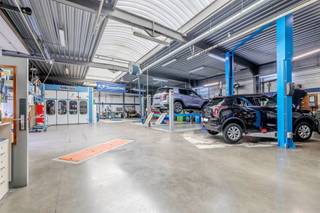 <b>Bedrijfsgebouw met woonst te Geel.</b><br /><br />Het pand omvat een ruime showroom, een kantoorruimte en een werkplaats die momenteel ingericht is als autogarage met een carrosserieafdeling. Aansluitend bevindt zich een ruime, instapklare woning met 3 slaapkamers. De eigendom is gelegen in een industriezone, wat zorgt voor een brede waaier aan gebruiksmogelijkheden. Dankzij de centrale ligging, vlak bij de oprit van de E313, geniet het gebouw van uitstekende bereikbaarheid naar de omliggende gemeenten. Alle essentiële voorzieningen zijn bovendien vlot bereikbaar in de nabije omgeving.