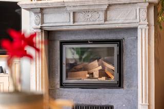 Hecht u veel belang aan een woning met karakter die voorzien is van veel ruimte (292m² bewoonbaar), licht met grote inpandige garage en tuin? Dan is dit wellicht wat u zoekt. <br /><br />Indeling<br />U komt binnen in de inkomhal. Via de hal heeft u toegang tot de grote garage, waar u voldoende plaats heeft voor 2 wagens en waar achteraan een extra berging is, ideaal als stockageruimte voor voedingswaren of fietsen. Ook is er zeer grote kelder. De technische ruimte bevindt zich eveneens op de gelijkvloerse verdieping, Via de trap komt u in de ruime leefruimte. Door de aanwezigheid van een kachel wordt de gezelligheid van deze ruimte extra benadrukt. Verder vind je op deze verdieping de keuken met eethoek en zicht op de tuin. De bureelruimte zit achter de spiegel, ideaal om wonen en thuiswerken te combineren. Op de 2e verdieping bevind zich centraal de badkamer, met ligbad en inloopdouche. Op deze verdieping zijn 4 ruime slaapkamers. <br /><br />Pluspunten:<br />- Energielabel B<br />- Grote garage en oprit<br />- Tuin<br />- Zeer ruim: 292² bewoonbaar oppervlakte<br />- 4 slaapkamers + bureel<br /><br />Klinkt deze woning als uw toekomstige thuis? Bel dan snel naar One vastgoed via 03 360 85 30 voor een afspraak!