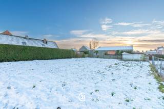 Rustig gelegen bouwgrond voor open bebouwing in een aangename woonomgeving in Sint-Lievens-Houtem.Het perceel is bestemd voor de bouw van een vrijstaande eengezinswoning en biedt een vlotte verbinding naar het dorpscentrum en omliggende gemeenten. Belangrijkste troeven: Bestemming: woongebied - Open bebouwing toegelaten - Rustige, residentiële ligging - Niet overstromingsgevoelig (score A). Goede bereikbaarheidIdeaal voor wie rustig wil wonen met alle voorzieningen in de buurt. Bouwlijn: min. 4 m achter de rooilijn. Zijdelingse bouwvrije stroken: min. 4 m aan beide zijden. Maximale bouwdiepte:12 m (gelijkvloers + verdieping). Maximale bouwhoogte: 6 m (van dorpel gelijkvloers tot kroonlijst). Dakvorm: hellend dak, helling tussen 25° en 55°. Bel ons voor meer info!