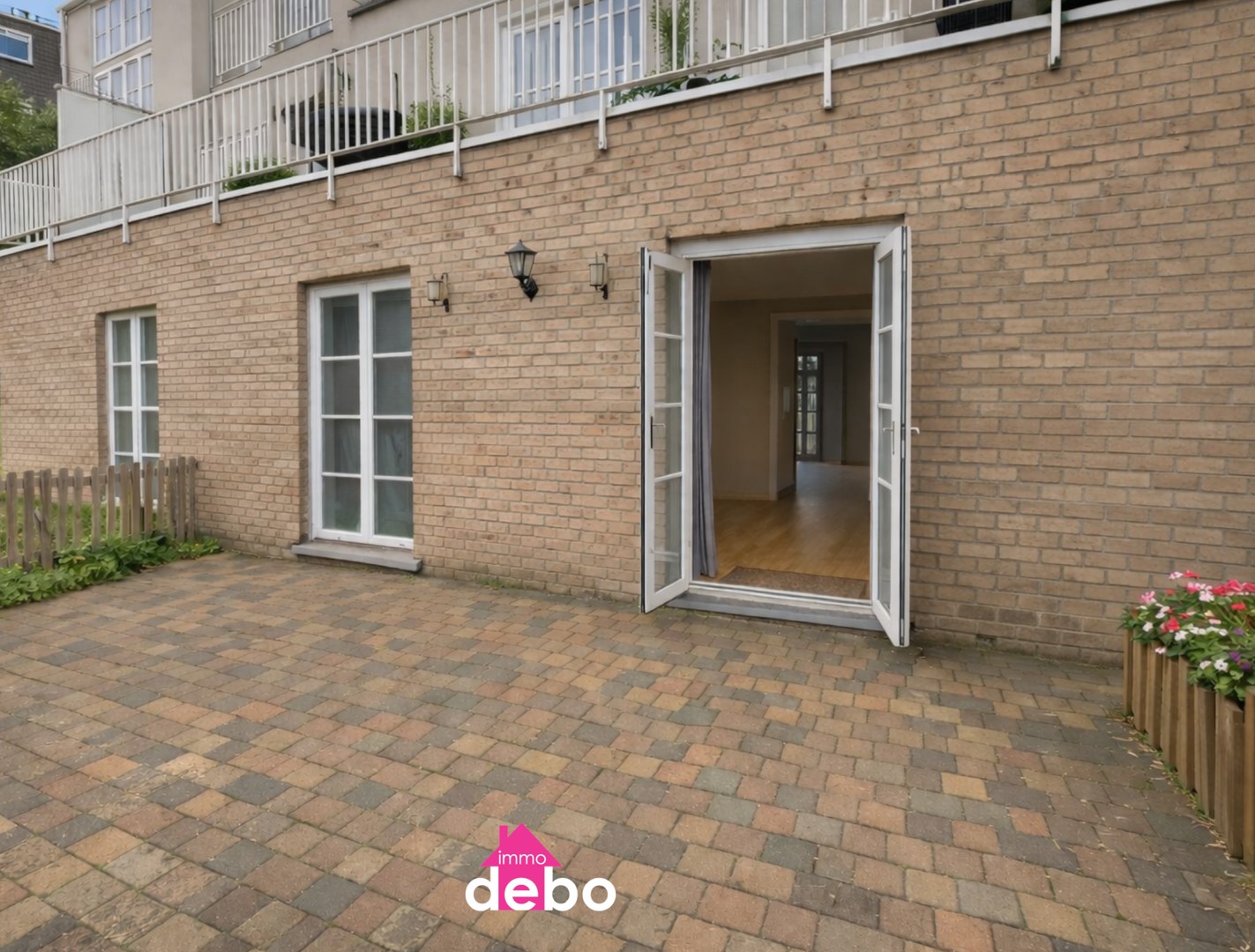 Ruim gelijkvloers appartement met 2 slaapkamers en groot terras achteraan. Mogelijkheid aankoop autostaanplaats achteraan. Gelegen in een kleine residentie met afzonderlijk toilet, open moderne keuken, badkamer - foto 4