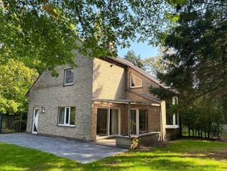 <p><span>Woning in gebied voor verblijfsrecreatie (2e verblijf). Rustige ligging, nabij de bosrand. Iinkomhal aan de zijgevel. Gastentoilet. Ruime woonkamer van voor- tot achtergevel, houtkachel. Aparte keuken met zicht op de tuin.</span></p><p><span>1 slaapkamer. Grote badkamer met ligbad. Was- en stookplaats op de verdieping. Zoldertje. Overdekt terras. Grote tuin, deels bebost.</span></p><p><span>Geen huisdieren toegelaten.</span></p><p><span>Dubbele beglazing. Centrale verwarming op mazout met vernieuwde brander. </span></p><p><span>Bezichtigingen op afspraak : 0477 55 85 93 + 03 779 69 29 Eberhard Ferket - HUSCH vastgoed</span></p>