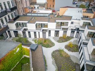 <p>Met Graaf van Vlaanderen heeft de stad Gent er een nieuwe parel bij. Op De Zuid - zoals ze het in de Gentse volksmond zeggen, aan het Zuidpark, vind je dit unieke nieuwbouwproject. De zes woningen met terras en patio zijn afgewerkt met de meest hoogwaardige materialen. De woonunits bevinden zich rondom een aangelegde binnentuin, waar je in het midden van de bedrijvige binnenstad rust en comfort vindt. Graaf van Vlaanderen is gelegen in het hart van de stad, waar jong en oud hun gading vinden met ontelbare ontspannings- en ontdekkingsmogelijkheden. Of je nu wil uit eten, een dagje wilt shoppen, de stad wilt ontdekken of cultuur wilt opsnuiven. De vlotte bereikbaarheid met zowel het openbaar vervoer, de auto als de fiets, maakt van Graaf van Vlaanderen dé plek van uitstek om royaal te genieten van wooncomfort. Het project omvat 6 lichtrijke en ruime nieuwbouwwoningen met 3 slaapkamers, 2 badkamers, patio en terras op de verdieping. De woningen zijn volledig afgewerkt met hoogwaardige materialen en te bezoeken op afspraak! Contacteer ons snel en ontvang als eerste de informatie. 6 % btw mogelijk.</p>