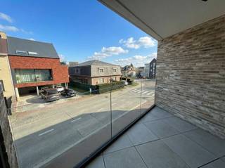 Went u een bezoek? Dat kan ALLEEN door een afspraak te maken via de knop: “Bezoek plannen”. (24/7 beschikbaar zolang reserveringen niet volzet zijn) Het is niet mogelijk om telefonisch of via externe websites te reserveren.Modern nieuwbouwappartement te huur, gunstig gelegen nabij het centrum van Merchtem.Dit energiezuinige appartement biedt een comfortabele woonomgeving met een aangename leefruimte en een zonnig terras.Dankzij de praktische indeling en hedendaagse afwerking is dit appartement ideaal voor alleenstaanden of koppels.Een private staanplaats en extra berging zorgen voor bijkomend comfort.Indeling: Inkomhal, Lichtrijke woonkamer, Volledig ingerichte keuken, Apart toilet, Badkamer met ligbad, 1 slaapkamer, Berging, TerrasKarakteristieken:- Nieuwbouwappartement- Volledig uitgeruste keuken- Private staanplaats (verplicht bij te huren – €50/maand)- Extra berging inbegrepen bij de staanplaats- Gemeenschappelijke lasten: €50/maand- Huurwaarborg: 3 maanden- EPB-Label A