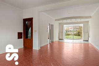 Gezellige en instapklare gezinswoning met 3 ruime slaapkamers, tuin en garage in hartje Geel<br /><br />In het centrum van Geel vindt u deze charmante en goed onderhouden eengezinswoning met tal van troeven. De woning combineert ruimte, comfort en een uitstekende ligging op wandelafstand van winkels, openbaar vervoer, zwembad en andere voorzieningen.<br /><br />Indeling:<br />Gelijkvloers: Inkomhal met gastentoilet, een ruime en lichtrijke leefruimte, keuken, droge kelderruimte, terras en een aangename tuin.<br />Eerste verdieping: Drie volwaardige slaapkamers, een vernieuwde badkamer uitgerust met dubbele lavabo, douche in bad en toilet, evenals extra opbergruimte.<br /><br />Daarnaast beschikt de woning over een extra bijgebouw, ideaal voor diverse doeleinden zoals een vrij beroep, atelier, extra garage of stockage.<br /><br />Energiezuinige en comfortverhogende vernieuwingen:<br />- Muren geïnjecteerd (volledige woning)<br />- Kelder volledig waterdicht gemaakt<br />- Badkamer volledig vernieuwd<br />- Nieuwe laminaatvloer op de eerste verdieping<br />- Energiezuinige PVC ramen en rolluiken geplaatst<br />- Zonnepanelen geïnstalleerd<br />- Nieuwe dakisolatie aangebracht<br /><br />De woning behaalt een uitstekend EPC-label B (178 kWh/m²) en is bovendien asbestveilig verklaard.<br /><br />Troeven op een rij<br />- Centrale en gegeerde ligging<br />- 3 ruime slaapkamers<br />- Tuin, garage en extra bijgebouw<br />- Energiezuinig en instapklaar<br /><br />Ideaal voor gezinnen of zelfstandigen.<br /><br />Voor meer informatie of een bezoek ter plaatse:<br />📞 014 59 10 20<br />📧 jill@immosp.be<br />Benieuwd naar de waarde van uw eigen woning? Vraag vrijblijvend een gratis verkoopanalyse aan – wij helpen u graag verder!