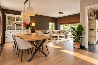 Deze charmante vrijstaande woning combineert een stijlvolle afwerking met hedendaags wooncomfort en biedt een aangename woonomgeving met veel privacy.<br /><br />Het pand is als volgt ingedeeld: inkomhal, ruime en lichtrijke woonkamer met gezellige eetplaats, volledig ingerichte keuken met eethoek en praktische wasberging. <br /><br />Op de verdieping bevinden zich 2 comfortabele slaapkamers, een verzorgde badkamer met ligbad en douche, een ruime dressing en een praktische bureauruimte met ingebouwd werkblad waar je ook een persoonsbed kan plaatsen.<br /><br />De buitenruimte omvat een mooi aangelegd terras en een volledig omheinde, onderhoudsvriendelijke tuin waar het heerlijk vertoeven is. Bovendien beschikt de woning over een ruime garage met extra opbergmogelijkheden op zolder.<br /><br />De woning is verzorgd afgewerkt en biedt tal van ingebouwde kasten, wat zorgt voor extra comfort en praktische opbergruimte.<br /><br />Beschikbaar vanaf 1/12/2026. <br /><br />Een instapklare, gezellige woning waar ruimte, comfort en privacy centraal staan.<br /><br />Wij leiden je graag rond!