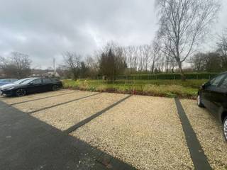 Dans le projet De Molens situé au centre de Onze-Lieve-Vrouw-Lombeek, des emplacements de parking privatifs sont encore disponibles...
