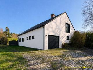 <h3> </h3>
TE MODERNISEREN GEZINSWONING met UITERST RUIM WOONVOLUME en 4 SLAAPKAMERS, gelegen op een UITZONDERLIJK PERCEEL van maar liefst ca. 3.031 m² in het LANDELIJKE Mullem, deelgemeente van Oudenaarde. Dankzij de PRAKTISCHE INDELING vormt deze eigendom de IDEALE BASIS voor een RUIME GEZINSWONING. Het EPC-label C zorgt ervoor dat er GEEN RENOVATIEVERPLICHTING van toepassing is, waardoor u mits ENKELE MODERNISERINGEN meteen comfortabel kan intrekken. Het UITGESTREKTE PERCEEL biedt bovendien TAL VAN MOGELIJKHEDEN voor het creëren van een GROENE TUIN, het houden van KLEINVEE of andere buitenactiviteiten.<br />De indeling gaat als volgt: via de inkomhal met vestiaire en gastentoilet heeft u toegang tot de ruime woonkamer met aanpalende keuken en praktische berging. Verder bevinden zich op het gelijkvloers een ingerichte badkamer, een bureauruimte en een ruime inpandige garage. Op de 1ste verdieping geeft de nachthal toegang tot 4 ruime slaapkamers, waarvan één met dressing.<br />Buitenshuis beschikt deze eigendom over een diepe tuin met tal van mogelijkheden, een ruime oprit en een zonnig terras waar u in alle rust kan genieten van het groene karakter van de omgeving.<br /><br />Adres: Moriaanshoofd 1 te Mullem (Oudenaarde)<br /><br />EPC: 231kWh/m², G-score en P-score A, Geen renovatieverplichting van toepassing