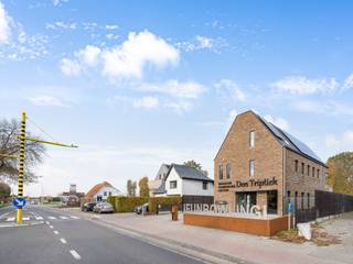 <h1>Handelspand op toplocatie in Retie</h1>
<p><strong>Ruim en veelzijdig handelspand met terras, parkeermogelijkheden en uitstekende bereikbaarheid</strong></p>
<p>Op zoek naar een <strong>commercieel pand op een strategische en uitstekend bereikbare locatie</strong>? Dit ruime handelspand in Retie bevindt zich langs een belangrijke invalsweg en vlak naast de <strong>op- en afrit van de E34 Antwerpen–Eindhoven</strong>.</p>
<p>Dankzij deze topligging geniet het pand van een <strong>uitstekende bereikbaarheid en goede visibiliteit</strong>, zowel voor lokale klanten als voor bezoekers uit de ruime omgeving.</p>
<p>Het pand bevindt zich volledig op het <strong>gelijkvloers</strong> en beschikt over een ruime handelsruimte, een <strong>ruim terras</strong> en <strong>parkeermogelijkheden achteraan het gebouw</strong>.</p>
<p>Momenteel is het pand ingericht als <strong>horecazaak</strong> en beschikt het over een <strong>professionele keuken</strong>. De bestaande infrastructuur maakt het mogelijk om snel van start te gaan met een horecaconcept, maar het pand biedt dankzij zijn oppervlakte en ligging <strong>veel meer mogelijkheden</strong>.</p>
<h3>Tal van mogelijke invullingen</h3>
<p>Naast horeca kan het pand onder andere uitstekend geschikt zijn voor:</p>
<ul>
<li>
<p><strong>Kantoren of commerciële dienstverlening</strong></p>
</li>
<li>
<p><strong>Medische of paramedische praktijkruimte</strong></p>
</li>
<li>
<p><strong>Esthetische of wellnesspraktijk</strong></p>
</li>
<li>
<p><strong>Fitness- of personal trainingstudio</strong></p>
</li>
<li>
<p><strong>Showroom of winkelruimte</strong></p>
</li>
<li>
<p><strong>Recreatieve of vrijetijdsactiviteiten</strong></p>
</li>
<li>
<p>Of een andere professionele invulling naar eigen concept</p>
</li>
</ul>
<h3>Strategische ligging</h3>
<p>De ligging vormt één van de absolute troeven van dit pand. Gelegen langs een belangrijke <strong>invalsweg in Retie</strong> en vlak naast de <strong>op- en afrit van de E34 Antwerpen–Eindhoven</strong>, is het pand bijzonder vlot bereikbaar vanuit Retie, de omliggende gemeenten en de ruimere regio.</p>
<p>De combinatie van <strong>zichtbaarheid, bereikbaarheid en parkeermogelijkheden</strong> maakt dit een interessante locatie voor zowel zelfstandigen als ondernemers.</p>
<h3>Troeven</h3>
<ul>
<li>
<p>📍 <strong>Toplocatie in Retie</strong></p>
</li>
<li>
<p>🚗 <strong>Vlak naast de op- en afrit van de E34 Antwerpen–Eindhoven</strong></p>
</li>
<li>
<p>🏢 <strong>Ruim handelspand op het gelijkvloers</strong></p>
</li>
<li>
<p>🌿 <strong>Ruim terras</strong></p>
</li>
<li>
<p>🅿️ <strong>Parkeermogelijkheden achteraan</strong></p>
</li>
<li>
<p>🍽️ Momenteel ingericht als <strong>horecazaak</strong></p>
</li>
<li>
<p>👨‍🍳 <strong>Professionele keuken aanwezig</strong></p>
</li>
<li>
<p>🔄 <strong>Veelzijdige mogelijkheden voor andere activiteiten</strong></p>
</li>
<li>
<p>💼 Geschikt voor onder andere <strong>kantoren, medische/esthetische praktijken en fitness</strong></p>
</li>
</ul>
<h3>Huurprijs</h3>
<p><strong>€ 1.500/maand</strong> – zonder meubilair<br /><strong>€ 2.000/maand</strong> – inclusief meubilair</p>
<p>Een <strong>veelzijdig handelspand op een strategische toplocatie</strong>, klaar voor een nieuwe ondernemer met een ambitieus concept.</p>
<p><strong>Interesse? Contacteer ons voor meer informatie of een bezichtiging ter plaatse.</strong></p>