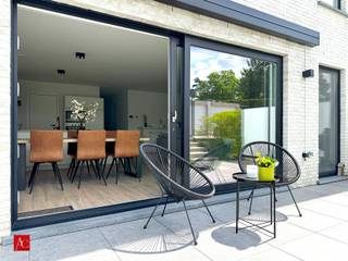 <p>Energiezuinig BEN-appartement met terras, garage en zonnepanelen in Velle (Temse)</p><p>In het rustige en aangename Velle (Temse) bevindt zich dit recente en instapklare gelijkvloerse BEN-appartement uit 2020. Dankzij de moderne afwerking, het hoge wooncomfort en de uitzonderlijke energiezuinigheid is dit een ideale woonst voor wie zorgeloos en duurzaam wil wonen.</p><p>Het appartement verwelkomt u met een lichtrijke leefruimte en een open indeling die zorgt voor een ruimtelijk gevoel. De moderne keuken sluit mooi aan op de leefruimte en biedt alle comfort voor dagelijks gebruik. Grote raampartijen zorgen voor veel natuurlijke lichtinval en een vlotte verbinding met het gezellige terras.</p><p>Buiten geniet u van een aangenaam terras met zonneluifel en een verzorgde groenstrook, ideaal om in alle rust te ontspannen.</p><p>Verder beschikt het appartement over twee volwaardige slaapkamers, een stijlvolle badkamer en een praktische indeling die perfect aansluit bij hedendaags wooncomfort.</p><p>Een absolute troef is de uitstekende energieprestatie: dit BEN-appartement behaalt een uitzonderlijk EPC van slechts 9 kWh/m². De vloerverwarming met een geothermische warmtepomp, gecombineerd met 6 private zonnepanelen op de garage, zorgt voor een uiterst energiezuinige en comfortabele woonervaring.</p><p>Kortom: een energiezuinig, modern en instapklaar appartement op een rustige locatie, ideaal voor eigen bewoning of als interessante investering.</p><p>Interesse? Contacteer ons vandaag nog voor een bezoek ter plaatse.</p>