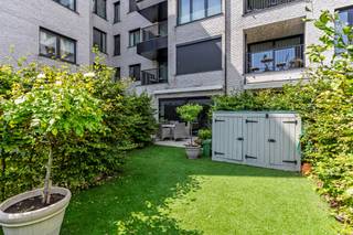 LIGGINGDit recente appartement (2020) is gelegen in een rustige residentiële straat midden in het historisch hart van Gent. Hier heeft u alles...