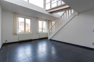 <div><div> <p>Duplex appartement met dakterras.</p><p>Op de 2de en 3de verdieping bevindt zich dit luxueus afgewerkt duplexappartement nabij het Sint-Jansplein. De 2de verdieping omvat een lichtrijke leefruimte op tegelvloer met een volledig ingerichte, open keuken voorzien van alle toestellen. Op de 3de verdieping vinden we de slaapkamer en de badkamer, uitgerust met een douche en dubbele wastafel. Bijkomend is er een gemeenschappelijke fietsenberging aanwezig. Een instapklaar appartement met een hoogwaardige afwerking en een aangename buitenruimte! Algemene onkosten: € 150/maand (voorschot privatieve verwarming en water). </p></div> </div>