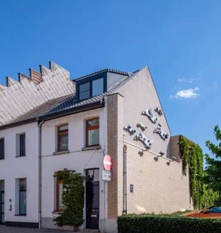 <p>Gezellig, instapklaar huis met 3 slaapkamers en rustige tuin</p><p>Op een gunstige locatie te Rumst vinden we deze instapklare woning met drie slaapkamers en een prachtige zuid-oost georiënteerde tuin terug. De oorspronkelijke woning werd volledig gestript en gerenoveerd (2017) met behulp van een binnenhuisarchitecte waardoor de woning zich onderscheidt door tal van aspecten. De woning is uitstekend gelegen dankzij de centrale ligging en vlakbij belangrijke invalswegen zoals de E19 en de A12. Verder bevindt u zich in een rustige, toch bruisende omgeving op wandelafstand van supermarkt, eet-en drinkgelegenheden, wandelpark, fietsdijk, scholen en het openbaar vervoer.</p><p>We betreden de woning via de inkomhal met aparte vestiaire, die ons toegang geeft tot de gezellige living en sfeervolle woonkamer. De open keuken die mooi geïntegreerd is in het geheel is voorzien van kwalitatieve toestellen. De grote raampartijen aan het terras zorgen voor een open gevoel en vooral voor veel lichtinval doorheen de ganse woning. Via de trap bereiken we de nachthal die ons toegang geeft tot een open bureau, twee slaapkamers, een aparte dressing en een moderne badkamer voorzien van wastafel, toilet, ligbad en inloopdouche.</p><p>Op de 2de verdieping bevindt zich nog een lichtrijke slaapkamer voorzien van opbergruimte.<br />Verder beschikt de woning over een droge kelder, bereikbaar via een vaste trap, die kan worden gebruikt als opslagplaats, wasplaats of wijnkelder. De kelder is bovendien voorzien van een recent vernieuwde Viessmann-verwarmingsinstallatie voor optimaal comfort en rendement.</p><p>Een bijkomende troef bevindt zich achteraan het perceel: via het ruime tuinhuis, dat tevens over elektriciteit beschikt, bereikt u een afgesloten servitudeweg.</p><p>U kan ons steeds bereiken op het nummer of via mail .</p>