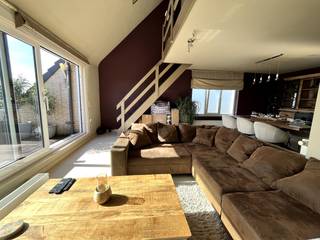 Dit hedendaags appartement is gelegen op de tweede verdieping van een kleinschalig, verzorgd en rustig gebouw. Via de inkomdeur betreedt u de lichtrijke woon- en eetkamer van maar liefst 38m². Aansluitend bevindt zich de ruime, volledig uitgeruste keuken van 12m², voorzien van een vaatwasser, inductiekookplaat, koelkast, vriezer, oven en talrijke opbergkasten. Naast de keuken is er een praktische berging met aansluiting voor de wasmachine. Verder beschikt het appartement over een apart gastentoilet met handenwasser. Via de vaste trap bereikt u de bovenverdieping. Hier bevinden zich een ruime slaapkamer van 25m² en een tweede kamer die naar wens kan worden ingericht als slaapkamer, bureau, berging of hobbyruimte 6m². Daarnaast is er een verzorgde badkamer, uitgerust met een lavabo, een ligbad en een toilet. Vanuit de woonkamer kan u het achtergelegen terras (24m²), voorzien van zonneluifel, bereiken. Hier kan u genieten van de rust. Er is voldoende parkeergelegenheid aanwezig. Voor het gebouw bevinden zich meerdere parkeerplaatsen die uitsluitend voor de bewoners zijn voorbehouden. Op een boogscheut van het openbaar vervoer, winkels, scholen, bakker...