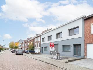 [[ DIT PAND NEEMT DEEL AAN DE ERA OPEN HUIZEN DAG OP 6/12 VAN 13:00 TOT 14:00 ]]
<p>Ontdek deze volledig gerenoveerde en energiezuinige eigendom in Boom-Noord, een rustige, kindvriendelijke buurt vlak bij scholen, winkels en de belangrijkste invalswegen richting Antwerpen en Brussel.</p><p>Het pand bestaat uit een woning met ruim appartement op de bovenverdieping en een magazijn/werkruimte op het gelijkvloers. Ideaal voor wie wonen en werken wil combineren, een zelfstandige activiteit uitoefent of gewoon houdt van extra ruimte en flexibiliteit.</p><p>De woning werd grondig gerenoveerd en voorzien van een moderne, geïsoleerde gevel (2015), dak- en vloerisolatie, en een gunstig EPC-label B. De hoogrendementsketel, warmtepomp, pelletkachel en 17 zonnepanelen zorgen voor een lage energiekost en een duurzaam wooncomfort.</p><p>Het bovenliggende appartement biedt een aangename leefruimte met veel lichtinval en toegang tot een prachtig houten terras, de ideale plek om te ontspannen of gezellig te barbecueën.</p><p><strong>Troeven:</strong></p><ul><li>Combinatie van wonen en werken (woning + magazijn)</li><li>Volledig gerenoveerd en uitstekend onderhouden</li><li>Gevel-, dak- en vloerisolatie</li><li>17 zonnepanelen, warmtepomp en pelletkachel</li><li>Gunstig EPC B</li><li>Groot, zonnig houten terras</li><li>Hoogrendementsketel</li><li>Gelegen in Boom-Noord, rustige buurt nabij scholen en invalswegen</li><li>Elektriciteit conform</li></ul><p>Een <strong>uniek en energiezuinig pand</strong> met karakter, ruimte en mogelijkheden, perfect voor gezinnen, zelfstandigen of investeerders!</p>