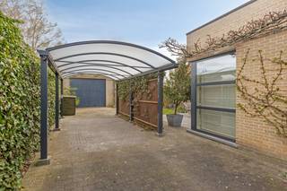 Deze uitzonderlijk goed onderhouden half open bebouwing in Zwijnaarde biedt de perfecte balans tussen rust, comfort en een uitstekende bereikbaarheid.De woning beschikt over een aparte garage, een carport en twee extra parkeerplaatsen op eigen terrein.De tramhalte bevindt zich op wandelafstand, waardoor u in een mum van tijd een rechtstreekse verbinding hebt met het station Gent-Sint-Pieters en het centrum van Gent.Binnen geniet u van een warme, lichtrijke sfeer. Achteraan in de tuin is er een veranda, waar u van de rust en de zon geniet zonder inkijk.De belangrijkste troeven:Uitzonderlijk onderhoud: instapklaar en met zorg bewoond.Topverbinding: directe tramlijn naar Gent-Sint-Pieters en Gent centrum. Ideaal voor pendelaars.Privacy tuin: Genieten in alle rust op uw eigen terras en in de veranda.4 parkeerplaatsen: Aparte garage, carport + 2 privé staanplaatsen voor de deur.De algemene voorwaarden van Dewaele DIY kunt u steeds raadplegen via dewaele.com.Bestuursmaatregelen in het maatregelenregister: in aanvraag