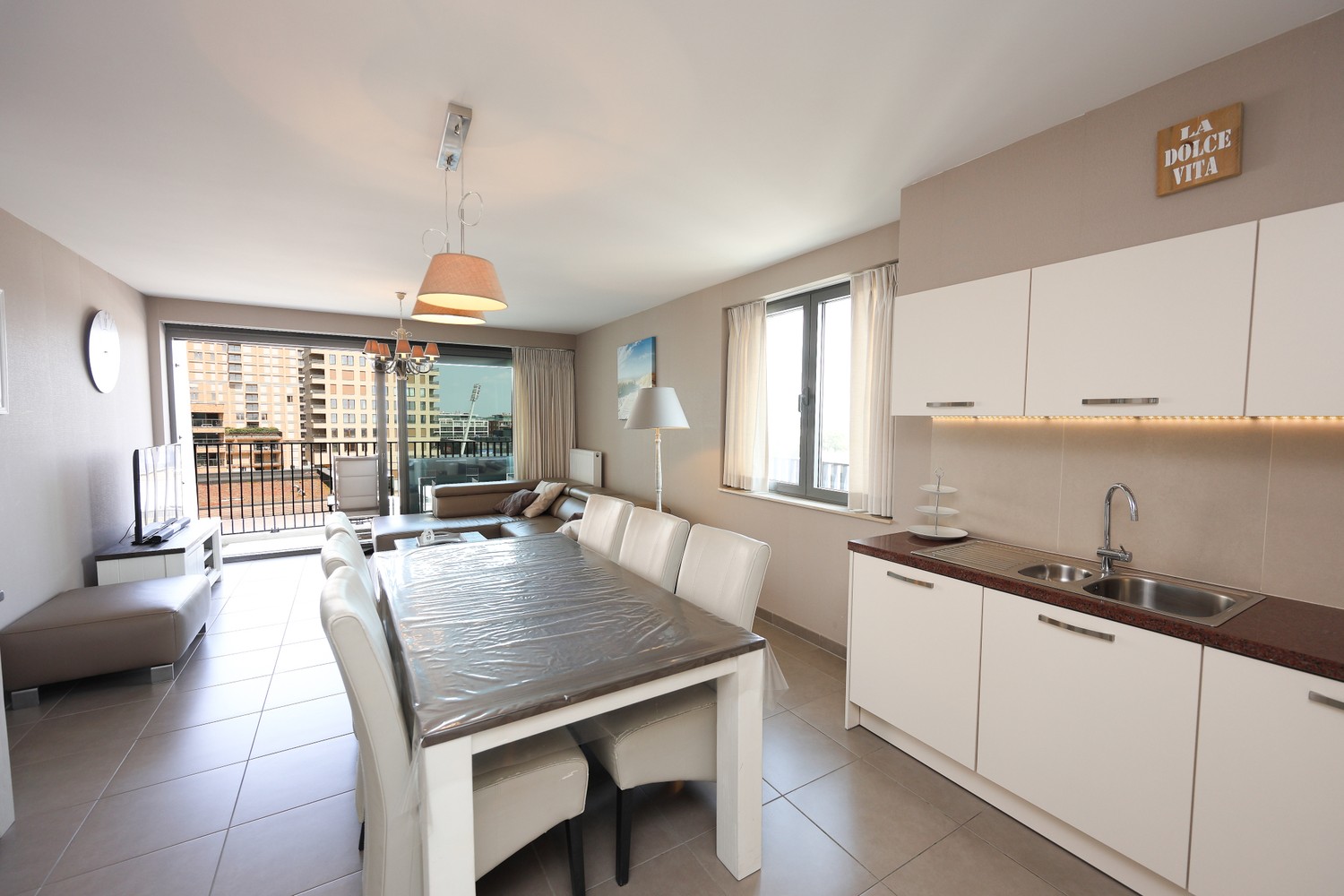 Schitterend Hoekappartement omgeven met ruime zonneterrassen te Mariakerke ! - foto 4