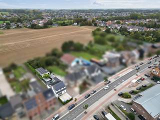 Voor meer info of een bezoek, bel 0497 87 91 68 - Deze <strong>energiezuinige en stijlvol gerenoveerde woning (ca. 280 m²)</strong> biedt een ideale mix van wooncomfort, ruimte en flexibiliteit. Dankzij een doordachte indeling, kwalitatieve afwerking en tal van mogelijkheden is dit een eigendom die wonen en werken vlot combineert. Het <strong>bijgebouw </strong>(<strong>ca. 100 m²</strong>, gebouwd in 2020) is volledig afgewerkt met duurzame materialen en voorzien van een eigen warmtepomp. Momenteel ingericht als wellnessruimte, maar perfect geschikt als fitness, atelier, praktijkruimte, gastenverblijf of thuiskantoor, een echte meerwaarde voor wie op zoek is naar <strong>multifunctionele ruimte</strong>. De hoofdwoning omvat o.a. een ruime leefruimte, moderne keuken, <strong>twee badkamers</strong>, <strong>twee volwaardige slaapkamers</strong> en een <strong>extra kamer</strong> die kan dienen als bureau of kinderkamer. Op het gelijkvloers is bovendien een polyvalente ruimte ingericht als schoonheidssalon, ideaal voor zelfstandigen of creatieve invullingen. Met <strong>zonnepanelen</strong>, een doordacht tuinontwerp met aparte zones en <strong>meerdere terrassen</strong>, en drie privéparkeerplaatsen is comfort hier troef. Extra pluspunten: <strong>Energiezuinig </strong>dankzij zonnepanelen en warmtepomp - <strong>Totale bewoonbare opp. ca. 380 m²</strong> - Bijgebouw met eigen badkamer en slaapkamer - Veelzijdige indeling voor wonen, werken of verhuren - <strong>Volledig aangelegde tuin en meerdere parkeerplaatsen</strong>