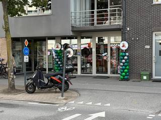 <p><span>Mooie moderne winkelruimte (ca.115m²), in recent gebouw, gelegen in het centrum van Brasschaat.</span><br /><br /><span><strong>Indeling:</strong> <br />Winkel ca. 115m² met ingerichte keuken en apart toilet.<br /><br /><strong>Bijzonderheden:</strong><em><strong> </strong></em></span></p>
<ul>
<li>1 garagebox achteraan aan 25.000. euro.</li>
<li>Goede ligging in centrum, bij scholen, bushalte, plein,...</li>
<li>Momenteel in gebruik als uitgebreide snoep, chocolade en andere lekkernijen winkel.</li>
<li>Achteraan ook grote ramen voor lichtinvzl en deur voor laden en lossen.</li>
<li>Goed rendement: netto opbrengst ca. €1665,- per maand (inclusief KI).</li>
</ul>