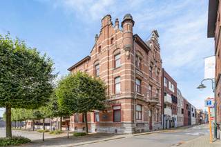 Dit gelijkvloers appartement met aparte en riante inkomhal beschikt over twee ruime slaapkamers en biedt een bewoonbare oppervlakte van maar...