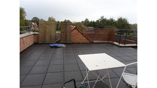 <p>Een appartement op de tweede verdieping bestaande uit een woonkamer met open keuken, 2 slaapkamers, badkamer met ligbad (douche in bad), wasplaats, terras, autostaanplaats, gezamenlijke fietsenberging.</p>