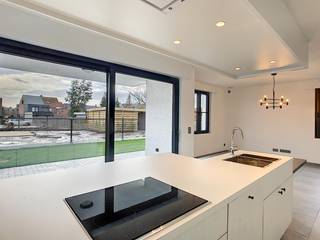 Dit appartement bestaat uit de inkomhal met apart toilet, mooie open leefruimte met prachtige keuken.<br /><br />De keuken is voorzien van alle comfort met een ruim kookeiland en aansluitend een berging. <br />Vanuit de keuken is er toegang tot het terras en de stadstuin. <br /><br />Verder zijn er 2 slaapkamers en een badkamer met inloopdouche en dubbele lavabo.<br /><br />Ondergrondse staanplaats en kelderberging aanwezig.<br /><br />Gemeenschappelijke kosten van 60 euro/maand zijn inbegrepen in de huurprijs.<br /><br />beschikbaar vanaf 01/09/2026<br /><br />Heb je interesse? Vraag uw bezoek aan via onze website https://www.immovl.be/te-huur/list en druk op de knop '<strong>IK WENS EEN BEZOEK</strong>'.