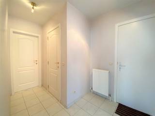 <p><strong><span><span>RESIDENTIE 'TER SMIDSE'<br /></span><span>GELIJKVLOERS</span></span></strong></p>
<p><span>Inkomhal met gastentoilet en handenwasser 7.5 m² op tegel. Lichtrijke leefruimte 30 m² op tegel. </span></p>
<p><span>Open keuken met keramisch kookvuur, dampkap, combi-oven, ijskast met ingebouwd vriesvak en dubbele spoelbak.</span></p>
<p><span>Slaapkamer 17.5 m² op laminaat met badkamer op tegel met lavabo in wandmeubel, douche en toilet.</span></p>
<p><span>Wasplaats 4 m² op tegel met voorziening voor wasmachine en droogkast en spoelbak.</span></p>
<p><span>Gemeenschappelijke tuin. Privé-terras 10 m². </span></p>
<p><span><span>Tuin- en afvalberging 12 m². Gemeenschappelijke fietsenberging 44 m². Ondergrondse autostaanplaats.</span><br /></span></p>
<p><span> </span></p>
<p><span> </span></p>
<p><strong><span>BIJZONDERHEDEN</span></strong></p>
<p><span> </span></p>
<p><span>CV op aardgas 'Vaillant'. Dubbele beglazing in PVC schrijnwerk. Manuele en elektrische rolluiken. Ingebouwde spots. Parlofoon. </span></p>
<p><span> </span></p>
<p><span>Onmiddellijk beschikbaar</span></p>
<p><span> </span></p>
<p><span> </span></p>
<p><span> </span></p>
<p><strong><span>POSITIEVE ASPECTEN</span></strong></p>
<p><span> </span></p>
<ul>
<li><span>Ruime leefruimte</span></li>
<li><span>Centrale locatie in dorpskern</span></li>
<li><span>Nabij winkels, openbaar vervoer en scholen</span></li>
<li><span>Openbare parking voor de deur</span></li>
</ul>
<p><span> </span></p>