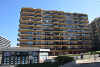 COMPLEET GERENOVEERDE EN INSTAPKLARE GEMEUBELDE STUDIO MET SLAAPHOEK + GROOT ZONNETERRAS GELEGEN OP DE PRACHTIGE LEOPOLD I ESPLANADE EN VLAKBIJ...