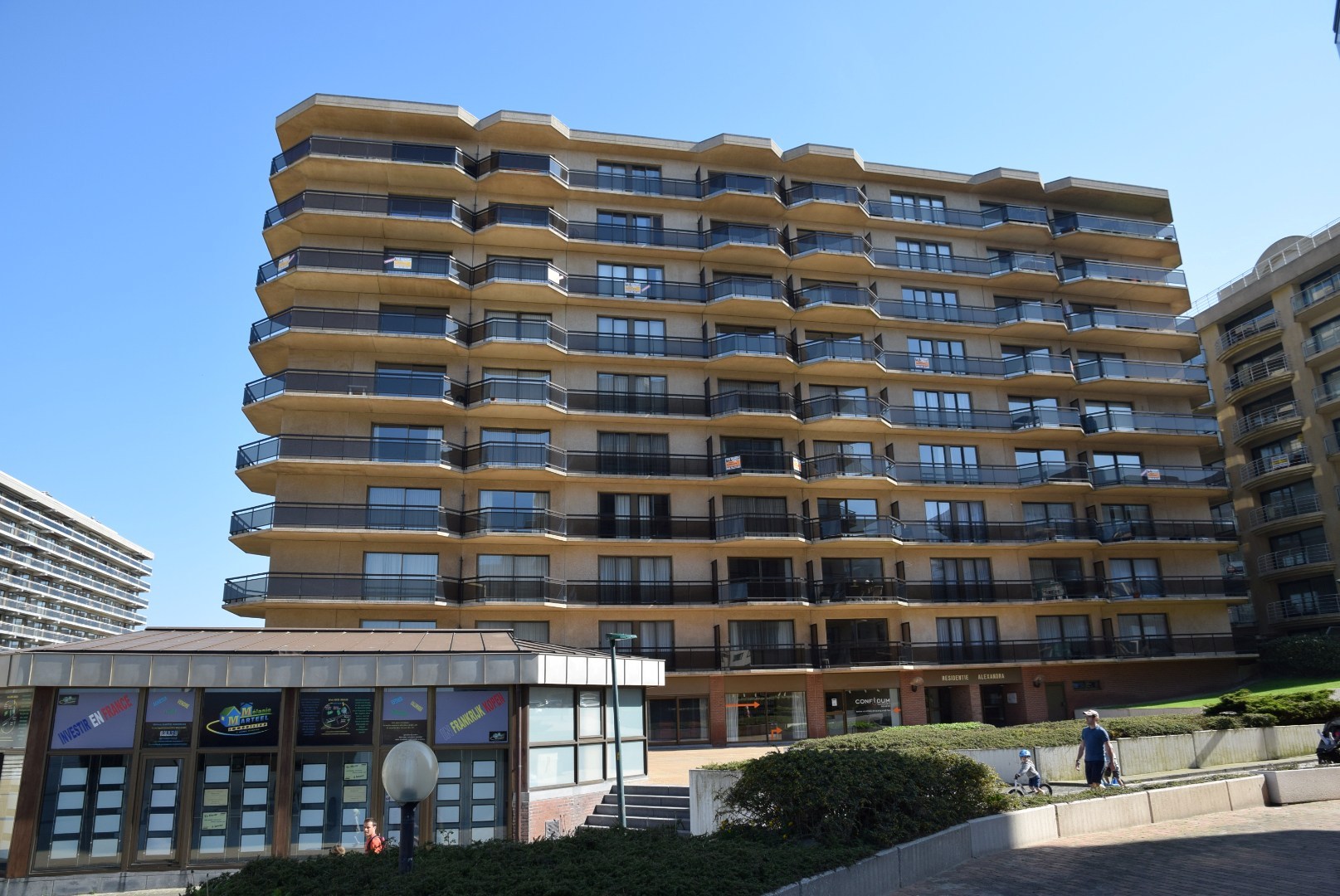 COMPLEET GERENOVEERDE EN INSTAPKLARE GEMEUBELDE STUDIO MET SLAAPHOEK + GROOT ZONNETERRAS GELEGEN OP DE PRACHTIGE LEOPOLD I ESPLANADE EN VLAKBIJ HET STRAND VAN D - foto 1