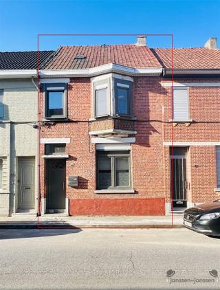 Gelegen in een rustige straat in Hamme, biedt deze karaktervolle woning een uitstekende kans voor wie op zoek is naar een renovatieproject...