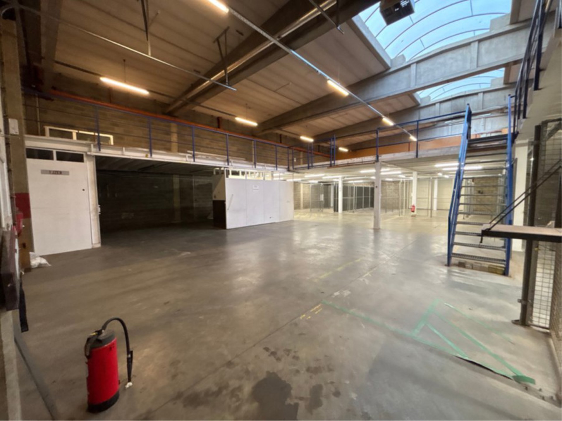 Magazijn van 1.152 m² en kantoor 288m² nabij A12 - foto 2