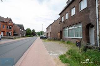 Bent u op zoek naar een ruime woning met veel potentieel op een toplocatie in Genk? Dan is deze open bebouwing met maar liefst 5 slaapkamers precies wat u zoekt!<br /><br />Deze centraal gelegen woning, op een boogscheut van Thor Park, combineert ruimte, lichtinval en mogelijkheden. Dankzij de grote leefruimte, ruime keuken, twee badkamers, volledige onderkeldering en mooie tuin, is dit een ideale gezinswoning, maar ook perfect geschikt als kangoeroewoning of voor dubbele bewoning.<br /><br /><strong>Indeling en kenmerken:</strong><br />Open bebouwing met 5 slaapkamers<br /><br />Ruime living met veel natuurlijk licht<br /><br />Twee badkamers (mogelijkheden tot afwerking naar eigen smaak)<br /><br />Deels volledig gerenoveerd, deels nog te moderniseren – ideaal voor wie zelf wil afwerken<br /><br />Gedeeltelijk goedgekeurde elektriciteit (attesten beschikbaar)<br /><br />Nieuwe hoogrendements condenserende gasketel<br /><br />Overal PVC ramen met dubbele beglazing<br /><br />Volledig onderkelderd, bereikbaar via de keuken – veel opslagruimte of hobbyruimte<br /><br />Zonnige tuin, perfect voor ontspanning of spelende kinderen<br /><br />Mogelijkheid tot opsplitsen in twee wooneenheden of inrichten als kangoeroewoning<br /><br /><strong>Ligging:</strong><br />De woning is gelegen in een rustige buurt vlakbij Thor Park en geniet van een centrale ligging in Genk, met goede verbindingen naar het stadscentrum, scholen, openbaar vervoer en uitvalswegen.<br /><br />Interesse?<br />Contacteer Baykal van Immo Center voor meer informatie of een bezichtiging:<br />📞 +32 497 52 35 95<br />📧 info@immo-center.be<br /><br />Mis deze kans niet om van deze ruime woning uw thuis te maken of een slimme investering te doen!