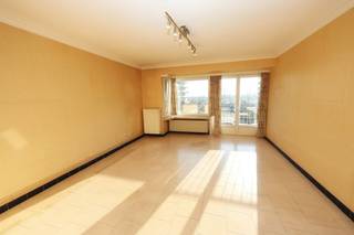 Dit aangename appartement is gelegen op de tweede verdieping van een verzorgde residentie in <strong>Oostende – Mariakerke</strong>, op een bijzonder gunstige locatie. Winkels, openbaar vervoer en de <strong>Zeedijk</strong> bevinden zich op wandelafstand, wat zorgt voor optimaal woon- en leefcomfort.<br />Het appartement verwelkomt u via een <strong>inkomhal met apart toilet</strong> en beschikt over een <strong>lichtrijke woonkamer met eetplaats</strong>. Vanuit de leefruimte geniet u van een <strong>open en vrij uitzicht op de renbaan</strong>, wat bijdraagt aan een ruimtelijk en aangenaam gevoel.<br />Aansluitend bevindt zich de <strong>halfopen keuken</strong>, uitgerust met de nodige toestellen.<br />Verder beschikt het appartement over een <strong>slaapkamer met praktische bergruimte</strong>. Daarnaast is er een <strong>private kelder</strong> inbegrepen in het gebouw, ideaal voor extra opslag.<br />Dankzij de centrale ligging, het open uitzicht en de functionele indeling is dit appartement bijzonder geschikt als vaste woonst, tweede verblijf of investeringsvastgoed aan zee.<br />Dankzij de combinatie van ligging, lichtinval en open zicht is dit appartement uitermate geschikt als vaste woonst, tweede verblijf of investering aan zee.<br /> 