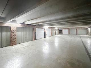 Garagebox te huur, gelegen in een residentieel gebouw met afgesloten toegangspoort.<br /><br />De garagebox is voorzien van verlichting en is onmiddellijk beschikbaar.<br /><br />Huurprijs: € 130 per maand.