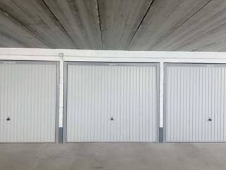 De garagebox (nr. 53) is ondergronds gelegen op verdieping -2 onder de residentie Manager en is makkelijk te bereiken via de Leopoldlaan. De afmetingen van de garage bedragen:<br />- Breedte: 2,30m<br />- Lengte: 5,00m<br /><br />De afmetingen van de gemeenschappelijke inrijpoort: H 1,7 x B 2,98m<br /><br />Troeven: <br />- Onder de Zeedijk<br />- Makkelijk in te rijden<br />- Afgesloten ingang<br /><br />Interesse in dit uitzonderlijk aanbod te Middelkerke? Contacteer ons vandaag nog voor uw bezoek!<br /><br />Bestuursmaatregelen in het maatregelenregister: nee