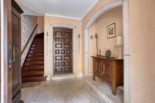 Bent u op zoek naar een charmant huis te koop in Brussel? Ontdek deze karaktervolle eengezinswoning, prachtig gelegen aan de Rue du Korenbeek 236 in een uiterst rustige en groene buurt van Sint-Jans-Molenbeek. Deze woning biedt de perfecte balans tussen stadsleven en natuur, met een tuin die grenst aan een rustgevend park!<br /><br />Indeling van de woning:<br />• Gelijkvloers: Ruime inkomhal, praktische garage, technische ruimte en een ruime berging met wijnkelder. De achterdeur geeft directe toegang tot een zonnig terras en de gezellige tuin met uniek zicht op het park.<br />• Eerste verdieping: Een lichtrijke leefruimte! Geniet van een gezellig salon, een uiterst lichte eetkamer en een keuken. Aansluitend is er een bureau waar u in alle rust van het tuinzicht kan genieten en een toilet.<br />• Tweede verdieping: Hier vindt u twee ruime slaapkamers, een kleinere bureaukamer (ideaal voor thuiswerk of om in te richten als dressing) en een badkamer een aparte toilet en een kast.<br /><br />Troeven:<br />Gelegen in een zeer serene wijk, maar uitstekend bereikbaar met een directe busverbinding naar het station Beekkant en in de buurt van een school en winkels. Ideaal voor wie rust zoekt nabij de stad.<br /><br />EPC : G<br />Electriciteit : niet conform<br /><br />Contacteer mij:<br />Vaïk Géczy<br />+32 456 72 15 89<br />vaik.geczy@dewaele.com