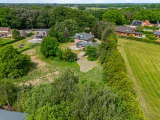 Deze unieke villa is gelegen op een ruime perceel van maar liefst 4.435 m² in het rustige Dessel en biedt de perfecte balans tussen ruimte en rustige omgeving. Met zijn doordachte indeling is deze woning ideaal voor gezinnen die op zoek zijn naar veel ruimte, zowel binnen als buiten.<br /><br />Deze woning combineert ruimte, stijl en privacy!<br /><br />Gelijkvloers: <br />Bij binnenkomst in de woning komt u direct in de inkomhal met een gastentoilet. De inkomhal geeft toegang tot een bureau/kantoorruimte, perfect voor thuiswerken of als ontspanningsruimte. De open leefruimte is een waar middelpunt van de woning, met een gezellige zithoek en een ruime eethoek. Dankzij de grote ramen geniet u hier van veel natuurlijk licht, wat een aangename, luchtige sfeer creëert. De open keuken is volledig uitgerust en biedt alles wat u nodig heeft om heerlijke maaltijden te bereiden. Aangrenzend vindt u een praktische koele berging en een tuinkamer die uitkijkt op de grote tuin.<br /><br />Verder op het gelijkvloers bevindt zich een comfortabele slaapkamer, ideaal voor wie gelijkvloers wil slapen, en een ingerichte badkamer. Een aparte wasplaats biedt extra functionaliteit, en de dubbele inpandige garage biedt plaats aan twee voertuigen en biedt extra bergruimte.<br /><br />Verdieping: <br />Op de bovenverdieping vindt u een grote polyvalente ruimte die kan dienen als speelkamer, hobbyruimte of zelfs een tweede woonkamer. De verdieping biedt verder drie ruime slaapkamers, elk met voldoende ruimte en daglicht. Deze kamers kunnen naar wens ingericht worden, van kinderkamers tot logeerkamers of een aparte dressing.<br /><br />Kelder: <br />De woning is volledig onderkelderd, wat een enorme meerwaarde biedt in termen van opslag en ruimte. Of u nu een wijnkelder, een hobbyruimte of extra bergruimte wenst, de kelder biedt talloze mogelijkheden. Hier is tevens een extra garage voorzien.<br /><br />Tuin en omgeving: <br />De villa is omgeven door een ruime tuin met volop mogelijkheden voor buitenactiviteiten, ontspanning of zelfs het aanleggen van een moestuin. De rustige ligging in Dessel biedt veel privacy, maar toch bent u op korte afstand van alle nodige voorzieningen en belangrijke verbindingswegen.<br /><br />Bijzonderheden<br />-Gunstig EPC<br />-Mooie en rustige omgeving<br />- Op de verdieping zijn er in één van de kamers voorzieningen getroffen voor het inrichten van een 2de badkamer<br />- Zeer gunstige EPC score (B-klasse)