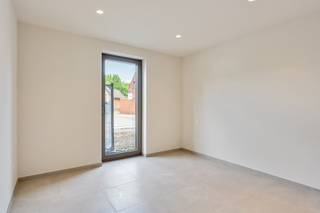 Stijlvol nieuwbouwappartement te huur in Tongerlo!<br /><br />In de Meulemanslaan 17 te Tongerlo bevindt zich dit kleinschalige nieuwbouwproject met slechts vijf appartementen, rustig gelegen met mooi zicht op het park.<br /><br />Het appartement combineert comfort en energiezuinigheid en beschikt over een lichtrijke leefruimte met open, volledig ingerichte keuken, slaapkamers, moderne badkamer, berging en apart toilet.<br /><br />Vanuit de leefruimte heb je toegang tot een ruim terras waar je in alle rust kan genieten van het groene uitzicht.<br /><br />Extra troeven zijn de privatieve berging en autostaanplaats.<br /><br />Kortom, een kwalitatief afgewerkt en instapklaar nieuwbouwappartement op een rustige ligging in Tongerlo.<br /><br />Vaste kosten: 150 euro: O<span>nderhoud tuin, gemene delen, elektriciteit en water gemene delen,…</span><br /><br />Bel ons op 014/95.37.50 of mail naar secretariaat@degroot-celen.be