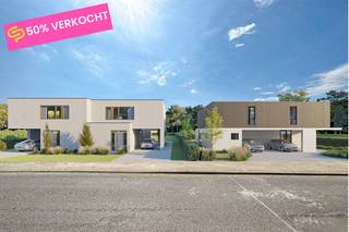 Avec son caractère résidentiel, cette maison à l'architecture épurée et minimaliste est immergée dans un niveau de finition détaillé que vous apprécierez dans tous les domaines (agencement logique, techniques avancées,...).<br /><br />Le cadre idyllique offre un havre de paix aux amoureux de la nature comme aux citadins.<br /><br />Un hall d'entrée élégamment étiré offre un accès immédiat au cœur de la maison. L'espace de vie ouvert, la salle à manger et la cuisine - accompagnés par les grandes fenêtres - forment un ensemble harmonieux et riche en lumière. La connexion avec le jardin se fait surtout en cuisinant.<br /><br />À l'étage, le hall de nuit central donne accès à 3 chambres, dont la chambre principale est enrichie d'un spacieux dressing. Toutes les pièces sont baignées de lumière naturelle. La salle de bains entièrement équipée vous permet de vous déstresser complètement : une baignoire complète, une douche rafraîchissante, une double vasque... le tout travaillé dans des matériaux bien pensés.<br /><br />Les techniques : <br />- Puits d'eau de pluie de 10 000 litres<br />- Chauffage par le sol avec pompe à chaleur. Ici, la maison est chauffée sans facture de gaz.<br />- Panneaux solaires 4.000 Wp<br />- Isolation : 20 cm dans le toit plat ; 14 cm d'isolation des murs ; 12 cm d'isolation du sol<br />- Double vitrage à haut rendement avec profilés en aluminium de couleur laiton<br />- Niveau E : 19<br /><br />N'hésitez pas à nous contacter. Il y a encore beaucoup à dire sur ce projet unique !<br />Contactez Floris au 09 274 15 53 ou floris@cornelis-partners.be <br /><br />Nous prenons le temps de vous conseiller en détail