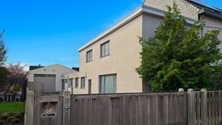 Deze veelzijdige woning beschikt over een oprit met een automatische poort en een ruime werkplaats met eveneens een automatische poort, geschikt voor het opslaan van meerdere wagens..<br /><br />Op het gelijkvloers bevinden zich een inkomhal, een ruime woonkamer, een volledig uitgeruste keuken, een wasruimte met aansluiting voor wasmachine en droogkast, een opslagruimte, een apart toilet, een bureau en een badkamer met inloopdouche. Daarnaast is er een extra kamer die momenteel in gebruik is als fitnessruimte. De woning is bovendien uitgerust met vloerverwarming en airconditioning. Er is ook een kelder aanwezig.<br /><br />De eerste verdieping omvat drie ruime slaapkamers en een apart toilet.<br /><br />Een functionele woning met tal van mogelijkheden voor wie op zoek is naar extra ruimte voor werk, opslag of hobby’s. Contacteer ons nu voor een bezoek!<br /> 