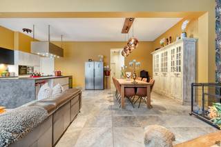 <p><strong><span>Exclusief gelijkvloers appartement van 160 m² met 2 slaapkamers en unieke stadstuin van 230 m² in Antwerpen.</span></strong><span></span></p>
<p><span>In de rustige en centraal gelegen Somersstraat bevindt zich dit uitzonderlijke gelijkvloers appartement met indrukwekkende buitenruimte – een zeldzaam aanbod in de stad.</span></p>
<p><span>Via de inkomhal betreedt u het ruim appartement van 160 m², volledig afgewerkt met oog voor detail en kwalitatieve materialen.</span></p>
<p><span>De leefruimte is open en bijzonder lichtrijk, met een natuurlijke flow naar de moderne en luxueuze keuken. Deze is uitgerust met de nieuwste technologieën en combineert strakke lijnen met praktische elegantie – perfect voor wie graag kookt of gasten ontvangt. De grote raampartij verbindt deze leefruimtes rechtstreeks met de tuin, waardoor binnen- en buitenleven moeiteloos in elkaar overvloeien.</span></p>
<p><span>Er zijn twee ruime slaapkamers, een stijlvolle badkamer voorzien van alle comfort, een aparte wasruimte en voldoende bergruimte. Alles werd tot in de puntjes afgewerkt met duurzame en tijdloze materialen.</span></p>
<p><span>Achteraan wacht de absolute troef van dit appartement: een<span> </span><strong>privatieve stadstuin van 230 m²</strong><span> </span>– een ware zeldzaamheid in Antwerpen. Hier geniet u van rust, ruimte en privacy. De aanwezige jacuzzi maakt het plaatje compleet en zorgt voor een luxueuze buitenbeleving, het hele jaar door.</span></p>
<p><span>Dit appartement combineert de sereniteit van een rustige buurt met de voordelen van een centrale ligging: winkels, openbaar vervoer, scholen en parken bevinden zich in de directe omgeving.</span></p>
<p><strong><span>EPC:</span></strong><span><span> </span></span><span>144 kWh/m<sup>2</sup>.</span></p>
<p><strong><span>Meer info of een bezoek plannen?</span></strong><span><br />Contacteer IMMO SP via info@immosp.be of bel 03 226 20 40.</span></p>