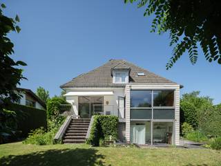 Charming Villa in a Sought-After Residential Area in Sint-Denijs-WestremThis detached villa, set on a 631 m² plot, offers a living area of 295 m²...