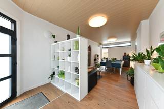 <p>Op een <strong>centrale ligging in Wilsele</strong> vindt u deze ruime en veelzijdige woning, ideaal voor wie comfortabel wil wonen met alle voorzieningen binnen handbereik.<br /><br />De woning onderscheidt zich door haar <strong>ruime en flexibele indeling</strong>. In de huidige toestand beschikt ze over <strong>drie volwaardige slaapkamers, met de mogelijkheid tot zes slaapkamers te creëren</strong>. De leefruimte bevindt zich op de eerste verdieping en biedt een aangename woonbeleving. De gelijkvloerse verdieping leent zich perfect voor een <strong>zelfstandige activiteit, praktijk of kantoor aan huis</strong>, maar kan evengoed worden ingericht als bijkomende leef- of slaapruimte.<br /><br />De woning werd de voorbije jaren grondig aangepakt. Zo werden de <strong>keuken en vloeren volledig vernieuwd in 2025</strong>. Ook de ramen, leidingen en zekeringskast werden vernieuwd, terwijl de gevel in 2024 een schilderbeurt kreeg. Dankzij de <strong>acht airco-units voor verwarming en koeling</strong> geniet u het hele jaar door van een aangenaam binnenklimaat.<br /><br />Daarnaast beschikt de woning over een kelder en een <strong>ruime garage met plaats voor vier wagens</strong>, ideaal als hobbyruimte, atelier of extra opslagruimte.<br /><br />Naast de woning bevindt zich <strong>een lot bouwgrond</strong>. Afhankelijk van de plannen die worden ingediend bij stad Leuven, is er potentieel voor een halfopen of open bebouwing, wat het geheel ook vanuit ontwikkelingsperspectief bijzonder interessant maakt. Achter deze bouwgrond bevindt zich nog een <strong>bijkomend stuk tuin</strong>, dat via een <strong>levenslang huurcontract met de NMBS aan €300 per jaar</strong> wordt gebruikt.</p>