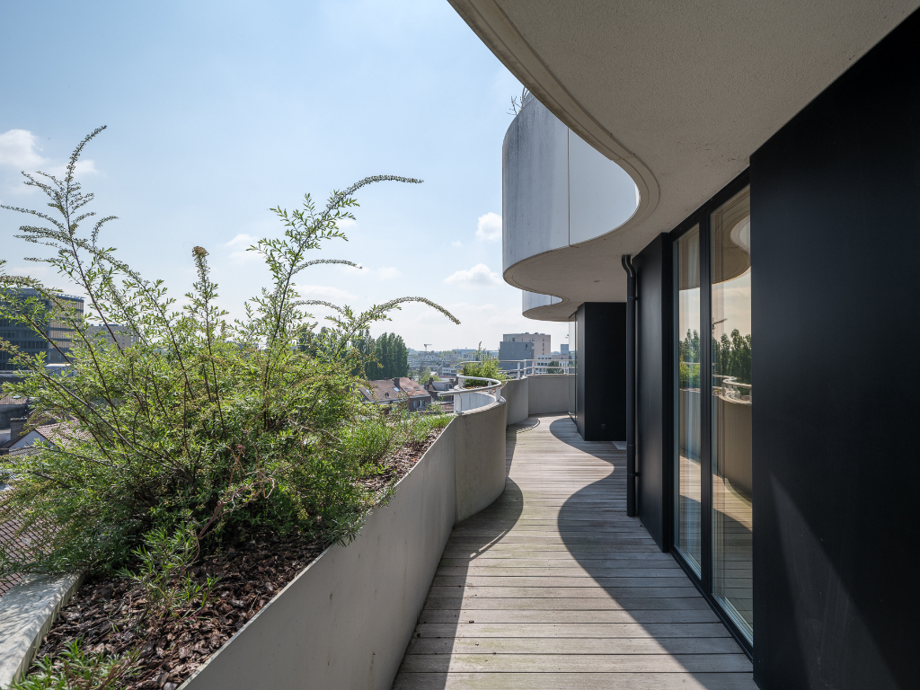 Luxueus en lichtrijk 2-slaapkamer appartement met ruim terras - foto 2